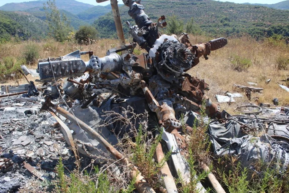 Обломки Су-24М. Самолет был сбит турецким истребителем и упал на территории Сирии в 4 километрах от турецкой границы. Инцидент спровоцировал «самолетный» кризис. Фото: РИА Новости