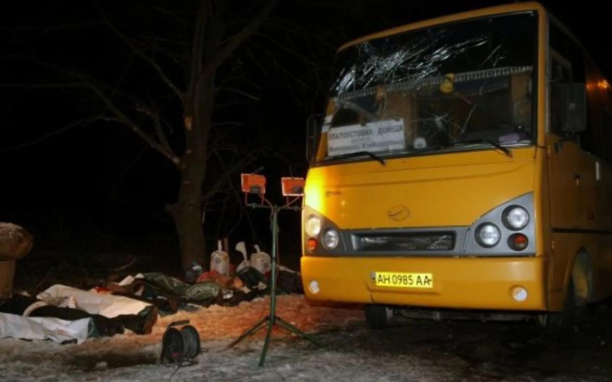 трагическое событие под волновахой. волноваха обсьрел блок поста. расстрел автобуса в волновахе. обстрел златоустовка донецкая область. расстрел автобуса в волновахе.