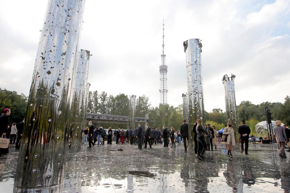 Инсталляция «Зеркальное поле» в память о жертвах Холокоста на территории Бабьего Яра. Фото: Zuma / TASS