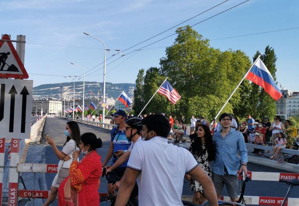 Люди ждут кортежа Байдена у моста Mont Blanc. Фото: Юрий Сафронов / «Новая газета»