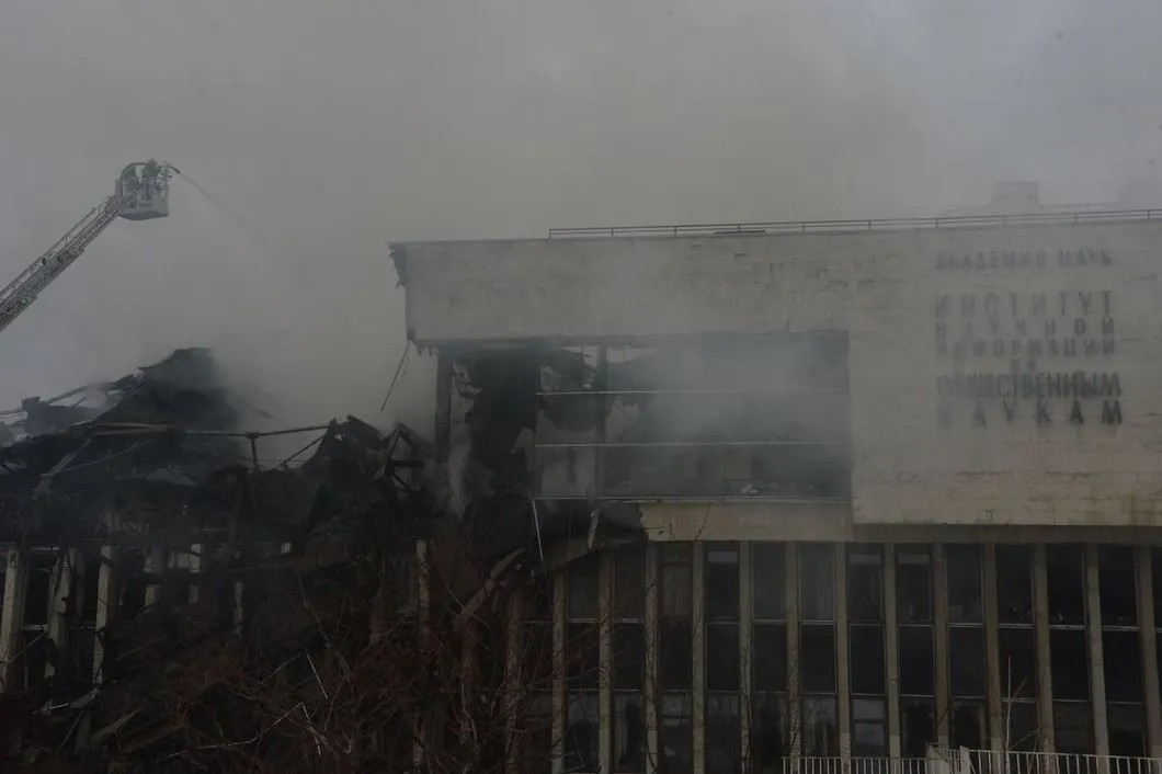Здание ИНИОНа во время пожара, 2015 год. Фото: РИА Новости
