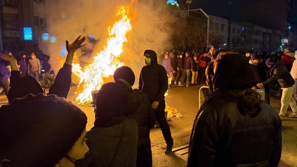 Это торф. Вырвавшееся пламя сейчас притушат