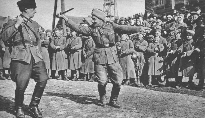 Казаки из 5-го донского полка вермахта танцуют для немецкого корреспондента. Waralbum.ru