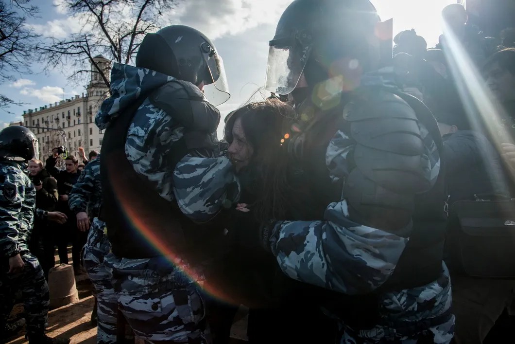 Полиция задерживает одну из участниц митинга. Фото: Влад Докшин