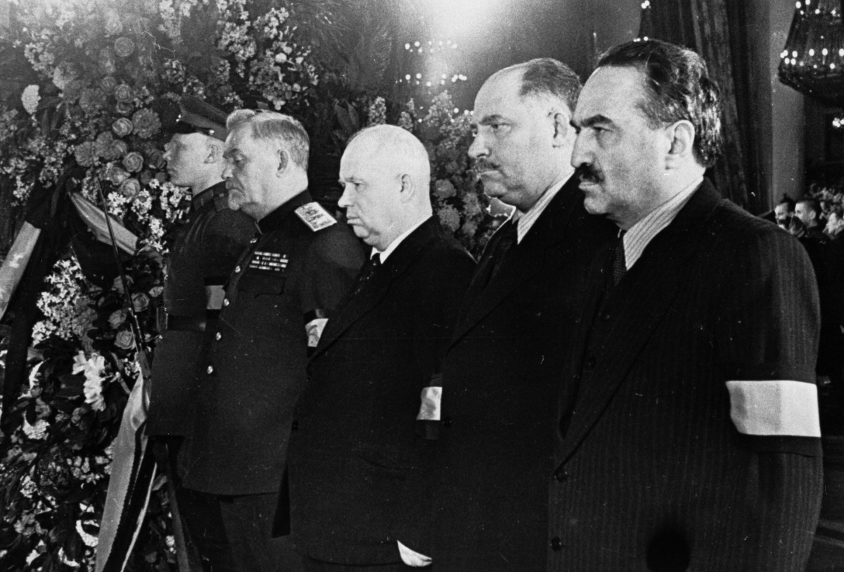 Справа налево: Анастас Микоян, Лазарь Каганович, Никита Хрущев, Николай Булганин в почетном карауле у гроба с телом Сталина перед захоронением в Мавзолей. Фото: РИА Новости