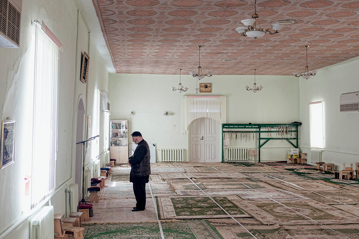 Усман в своей мечети. Фото: Влад Докшин / «Новая»