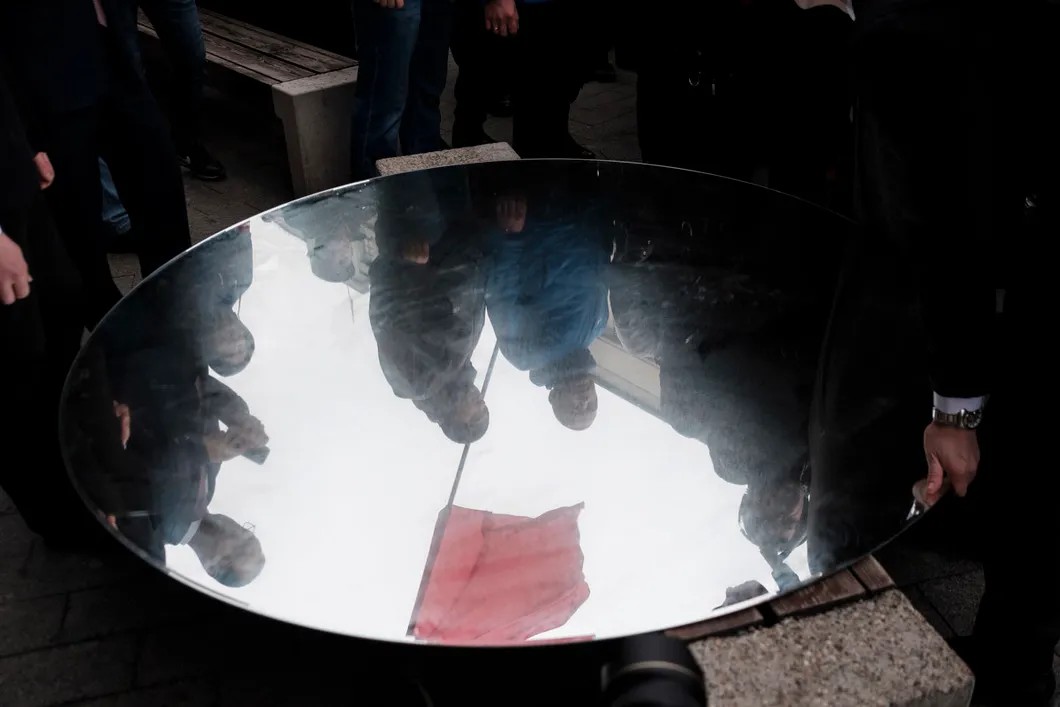 Участники демонстрации отражаются в зеркале возле отеля Метрополь. Фото: Антон Карлинер / специально для «Новой»