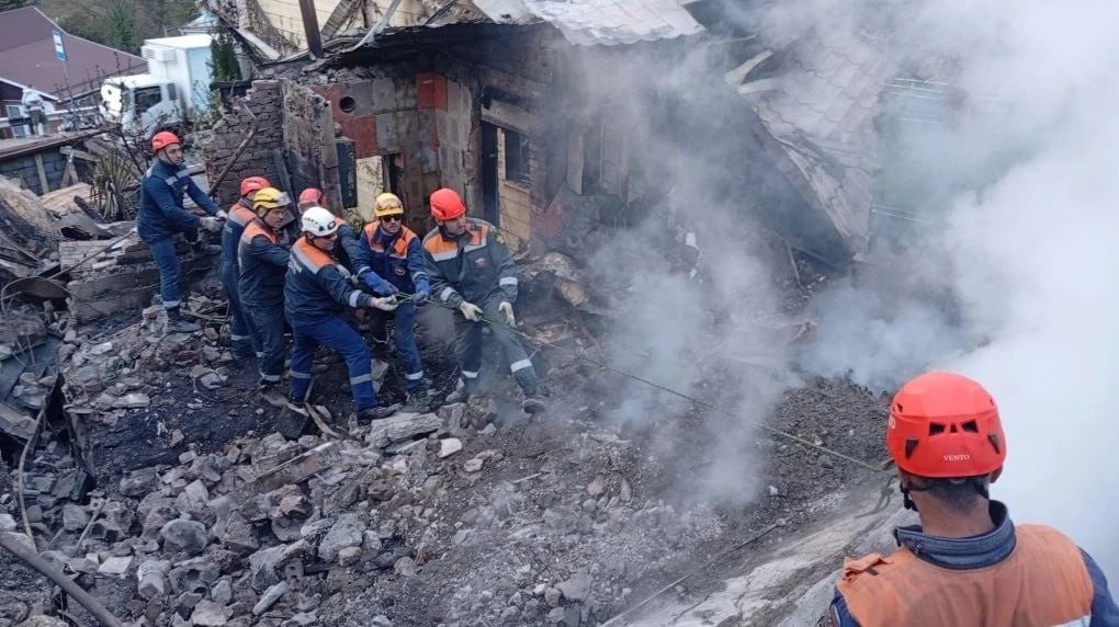 Разбор завалов после атаки беспилотнков на Туапсе 16 апреля. Фото: глава Туапсинского муниципального округа Сергей Бойко