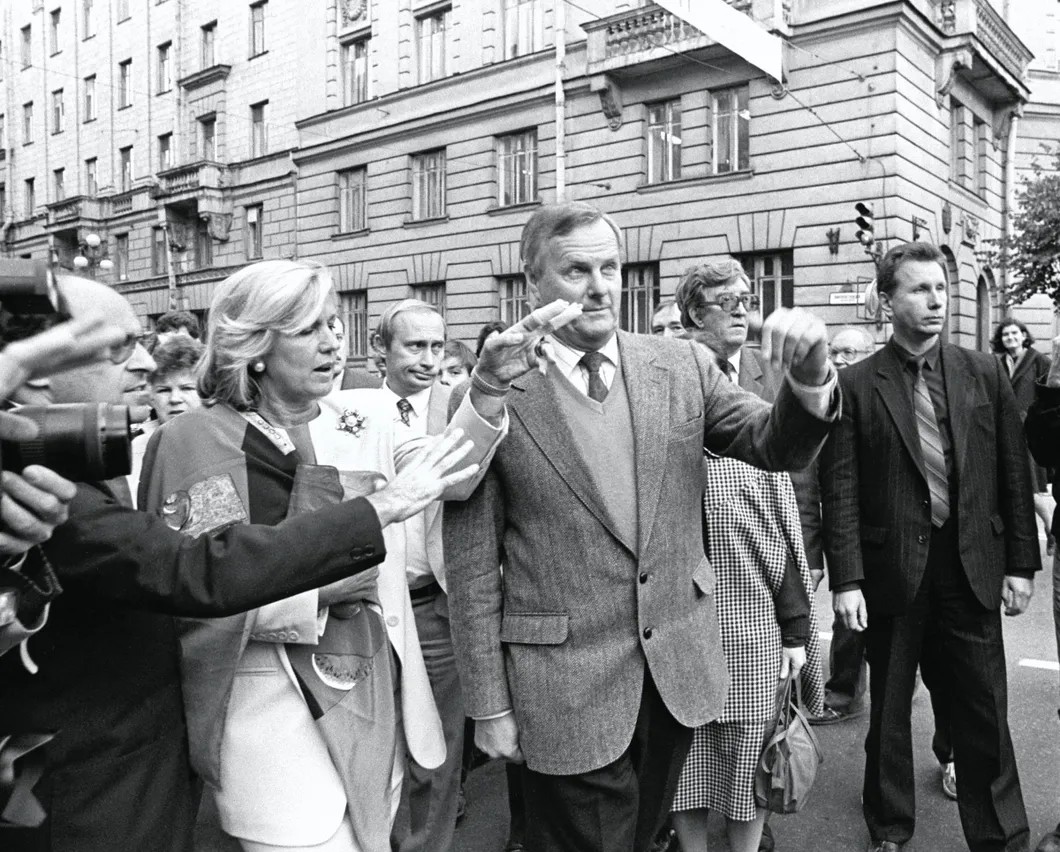 Мэр Петербурга Анатолий Собчак, слева на заднем плане — Владимир Путин, крайний справа — Виктор Золотов. Фото: Юрий Белинский / ТАСС