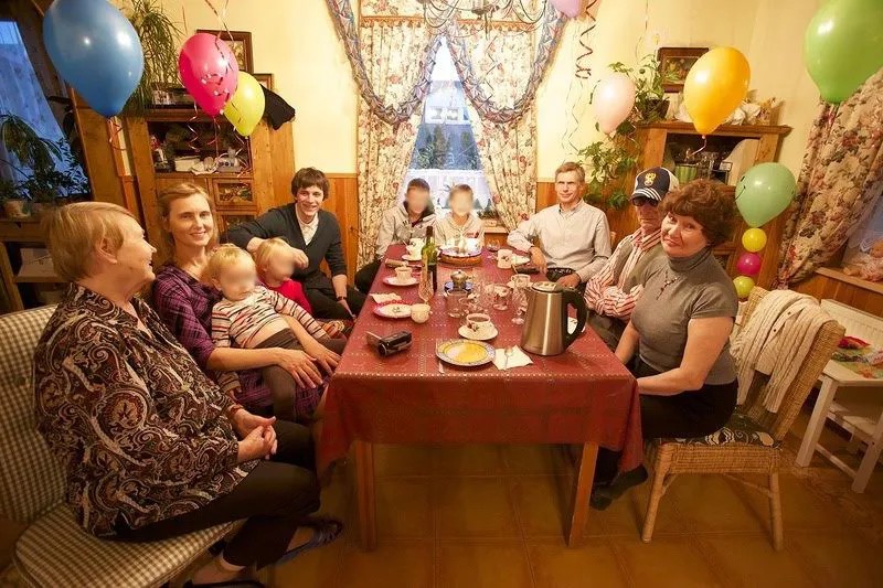 Елена с детьми, Дмитрий Колесников и Иван Черновза семейным столом. Фото из личного архива