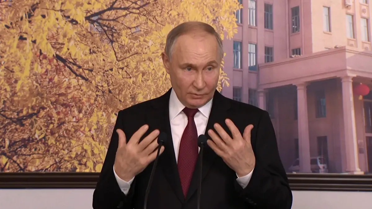 Владимир Путин отвечает на вопросы журналистов во время визита в Китай. Кадр трансляции