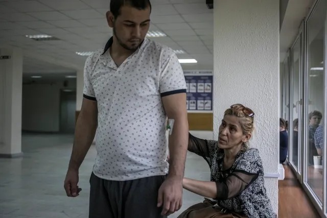 Актам Ахметов с матерью. Фото: Влад Докшин / «Новая газета»