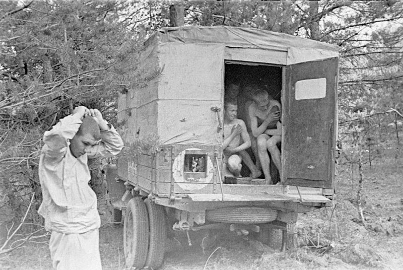 Бойцы гвардейской стрелковой дивизии моются в передвижной бане, 1942 год. Фото: Б. КОЛЕСНИКОВ