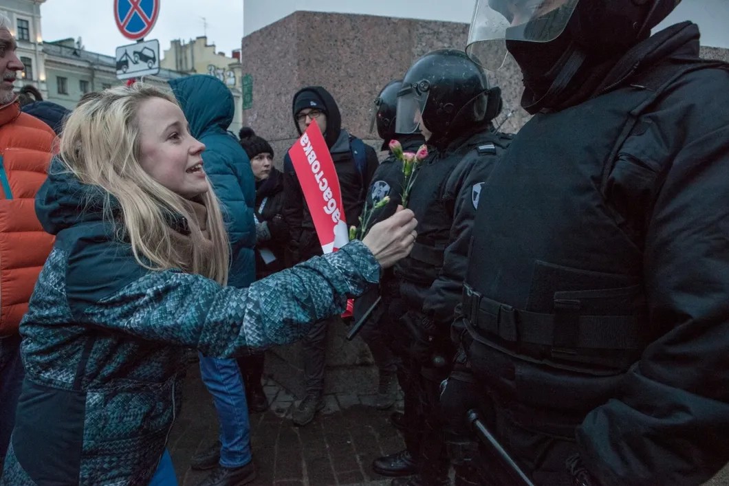 Полиция не задерживала участников гуляний. Фото: Елена Лукьянова / «Новая газета в Петербурге»