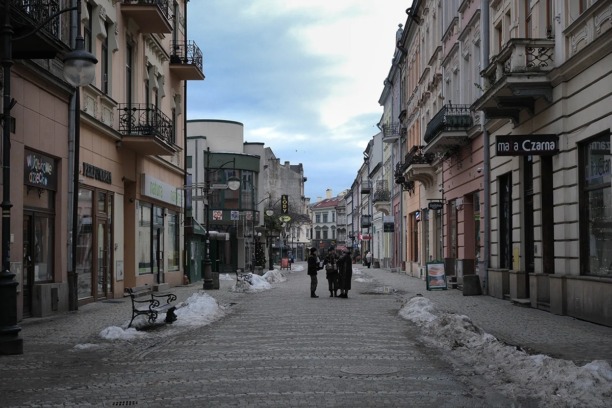 Последние в Пшемысле. Репортаж из приграничного польского города, где  спустя 22 месяца боевых действий украинским беженцам помогает один  американец и пятеро русских — Новая газета