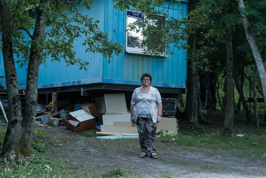 Елизавета Хоревских на фоне своего «дома». Фото: Алиса Кустикова / «Новая газета»