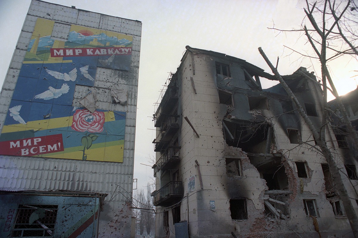 Январь, 1995 года. Дома в центре Грозного после минометного и артиллерийского обстрела. Фото: Анатолий Морковкин, Александр Неменов / ТАСС