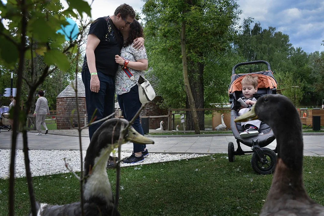 Костя в парке с родителями. Фото: Виктория Одиссонова / «Новая газета»