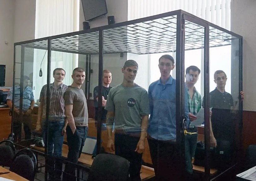 Обвиняемые по делу «Сети» на заседании суда. Илья Шакурский — справа, Арман Сагынбаев — третий справа налево. Фото предоставлено родителями подсудимых