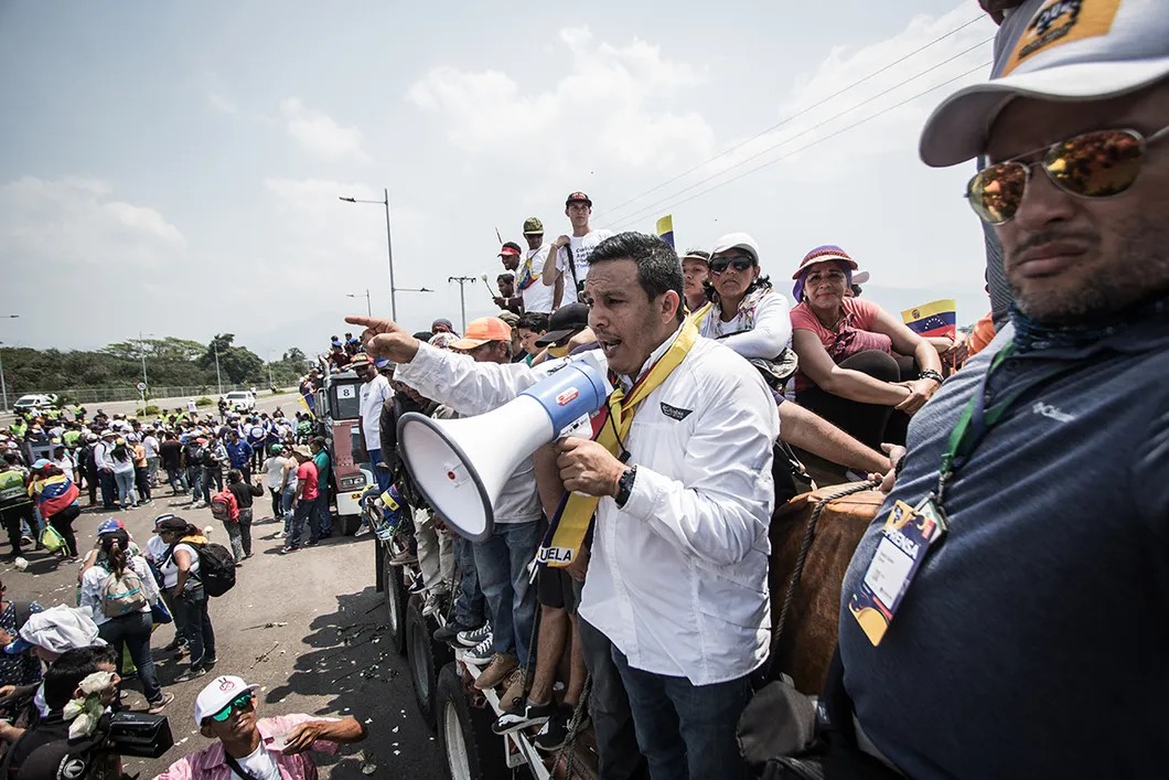 Грузовики с гуманитарной помощью и с протестующими отправляются на погранпост Уренья, город Кукута, Колумбия. Фото: Родольфо Чурион