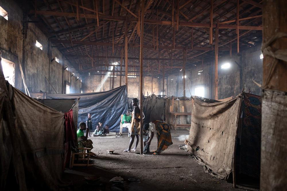 Беженцы в здании бывшего склада, ЦАР. Фото: Siegfried Modola / UNOCHA / Getty