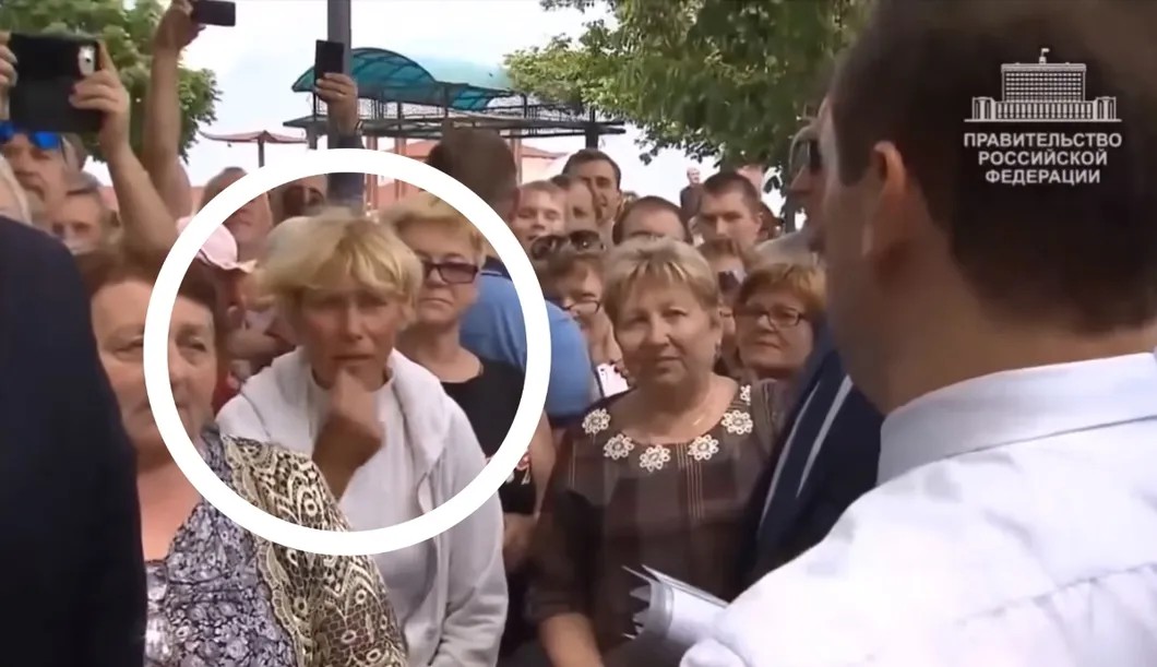 Скриншот из видео. Момент, когда Анна Буянова задает Медведеву вопрос об индексации пенсий