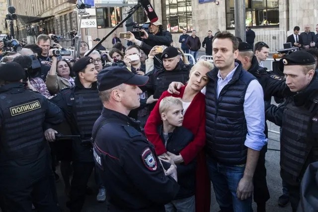 Алексея Навального с семьей вывели с митинга против сноса пятиэтажек. Предлог: организаторы заявили «неполитический митинг», поэтому участие политиков в нем «не приветствуется». Фото: Евгений Фельдман / для проекта «Это Навальный»