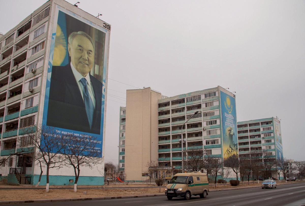 Плакат с изображением первого президента Казахстана Нурсултана Назарбаева на фасаде жилого дома. Фото: Иса Таженбаев / ТАСС