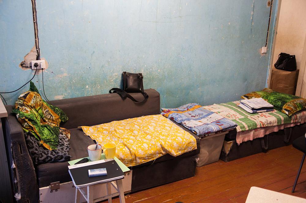 Разобранный на части диван — место, где спят Евгений и его мама. Фото: Федор Телков / для «Новой»