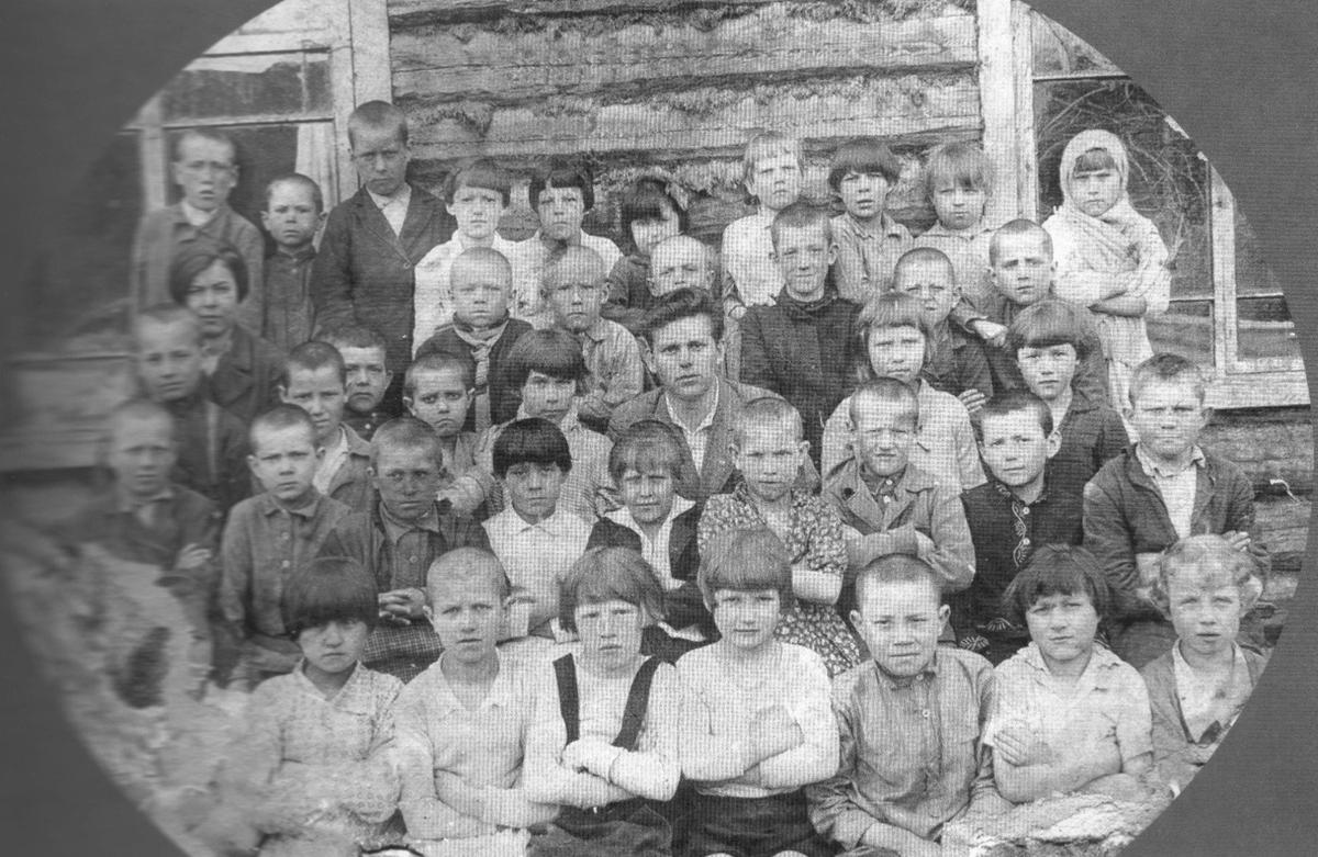 Начальная школа в Ново-Михайловском, 1938 год. Поселок исчез. Фото: администрация Северо-Енисейского района