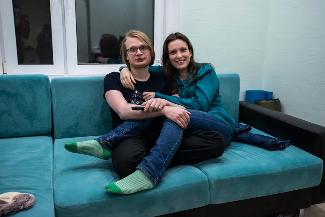 Дмитрий и Татьяна дома. Фото: Виталий Кавтарадзе, специально для «Новой»