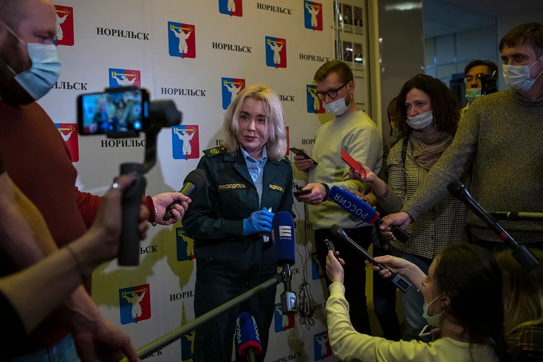 RosPrirodNadzor Head Svetlana Radionova. At the Norilsk Municipal Administration Headquarters. Photo: Yury Kozyrev, Novaya Gazeta