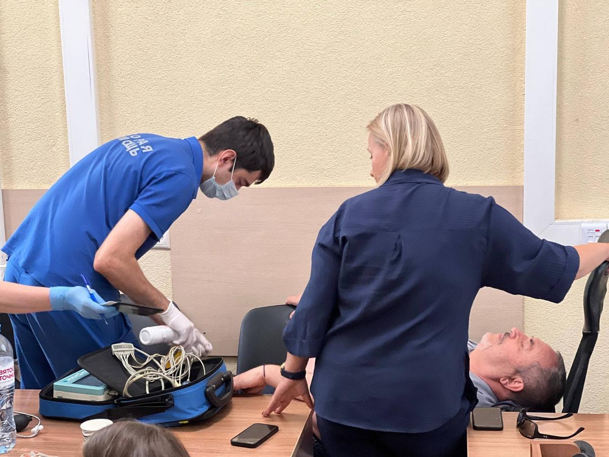 Надеждину делают ЭКГ в суде Долгопрудного. Фото: проект «Слово защите»