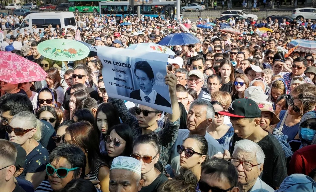 В день убийства Дениса Тена на улицу Алматы вышли несколько тысяч человек. Фото: Reuters