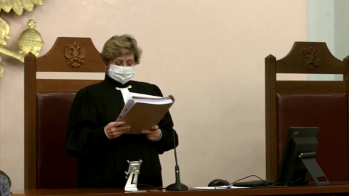 Судья Алла Назарова зачитывает решение: ликвидировать. Кадр пресс-службы суда
