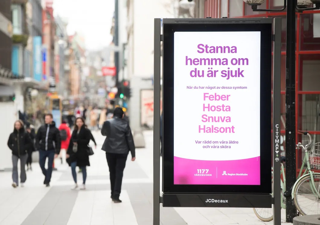 Билборд с напоминанием — «Оставайтесь дома, если больны», Стокгольм. Фото: Reuters