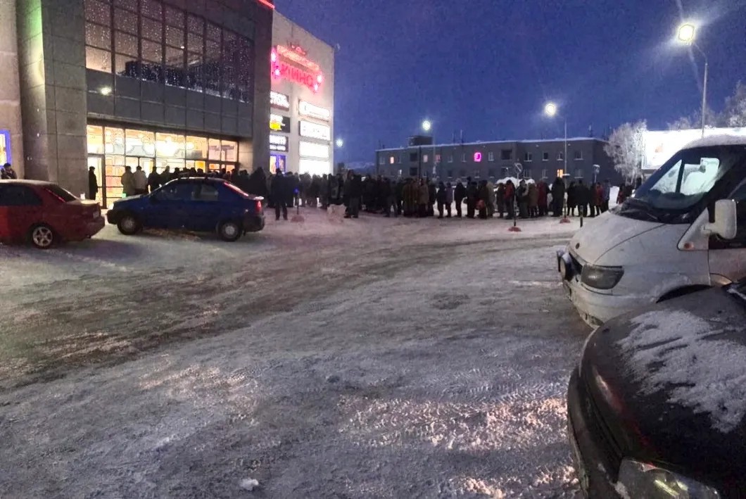 Очередь за треской в двадцатиградусный мороз в Мурманске. Фото: соцсети
