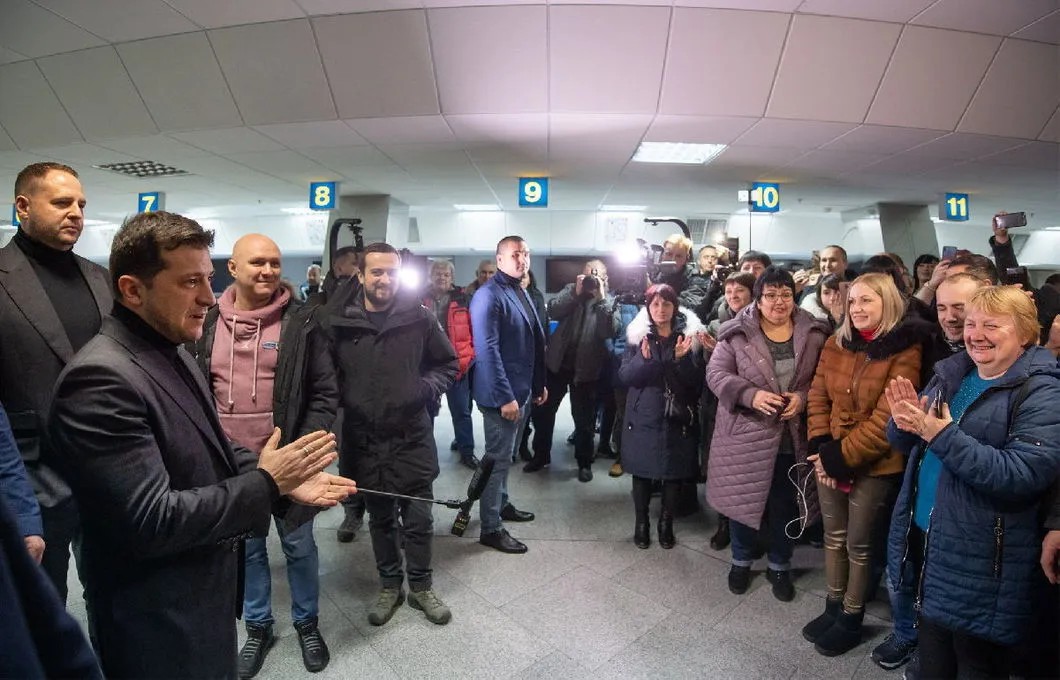 Президент Владимир Зеленский в аэропорту Борисполь вместе с родными пленных ждет приземления борта с обменянными украинцами. Фото: Офис президента Украины