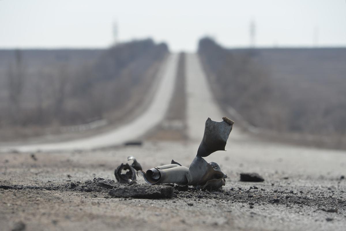 Осколок снаряда на дороге у поселка Степное. Фото: РИА Новости