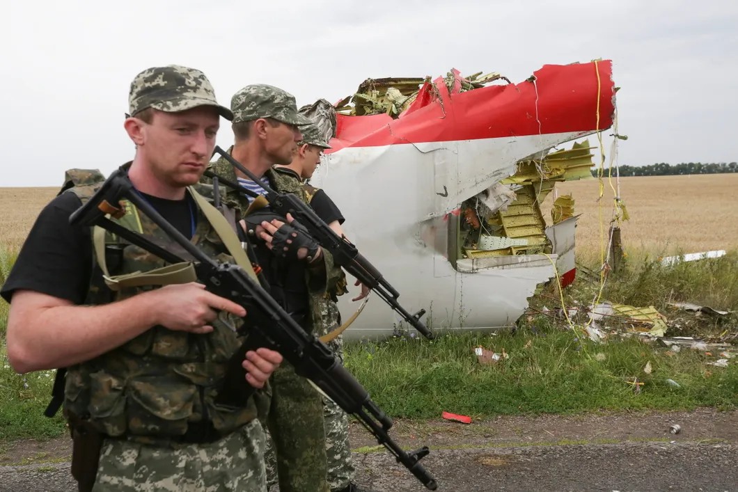 Вооруженные пророссийские сепаратисты охраняют место крушения малайзийского «боинга». Фото: EPA