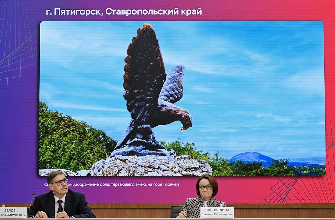 Заседание Консультативного совета по банкнотам Центрального Банка России. Эльвира Набиуллина (справа) и ее заместитель Сергей Белов (слева) во время заседания. Фото: Глеб Щелкунов / Коммерсантъ