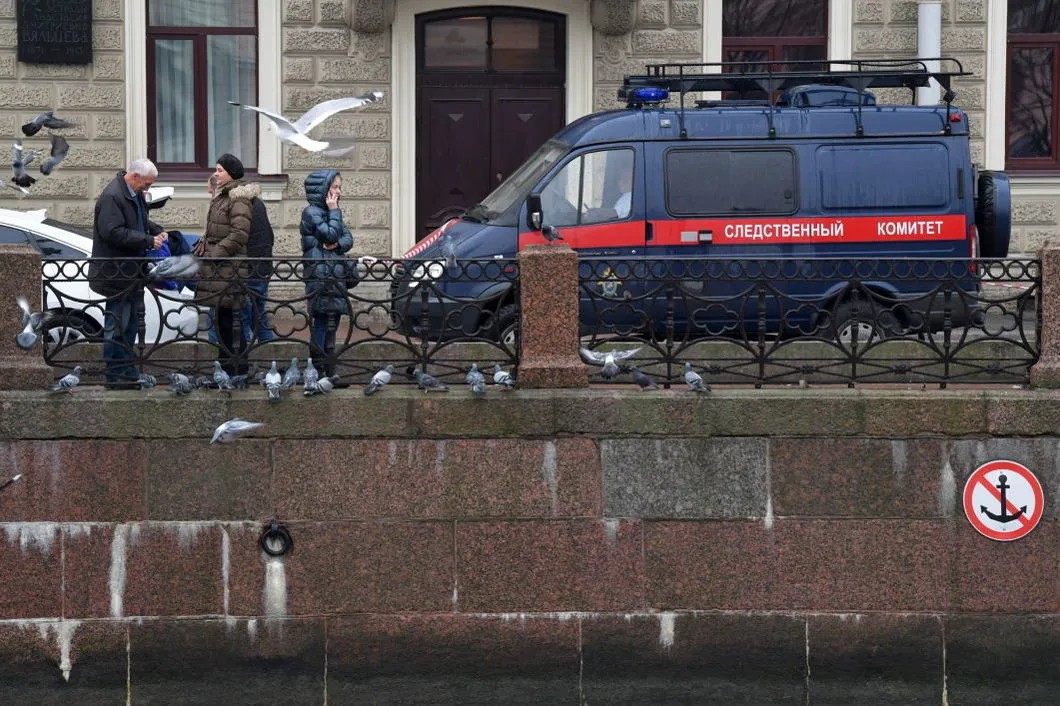 Следователи работают у дома Олега Соколова в Петербурге. Фото: РИА Новости
