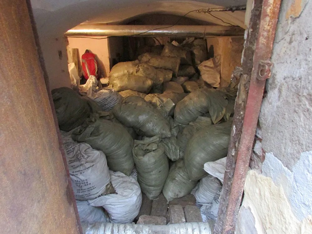 Мешки с грунтом в подвале на Стремянной, 14. Фото: Евгений Иванов