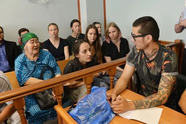 Мама Али Феруза приехала в суд к сыну. Фото: Виктория Одиссонова / «Новая газета»