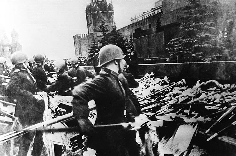 Парад Победы 24 июня 1945 года. Советские воины бросают на подмостки у стен Кремля знамена и штандарты разгромленных корпусов и дивизий нацистской Германии. Фото: Минобороны РФ