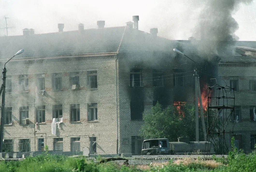 Горящий дом в Буденновске, 1995 год. Фото: РИА Новости