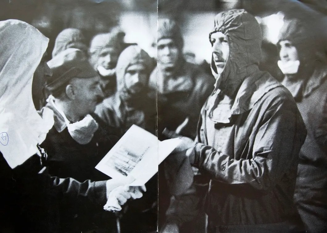 После завершения работ генерал Тараканов (слева, в белом капюшоне) вручает почетные грамоты и объявляет о представлении к орденам. Фото: Александр Шеин