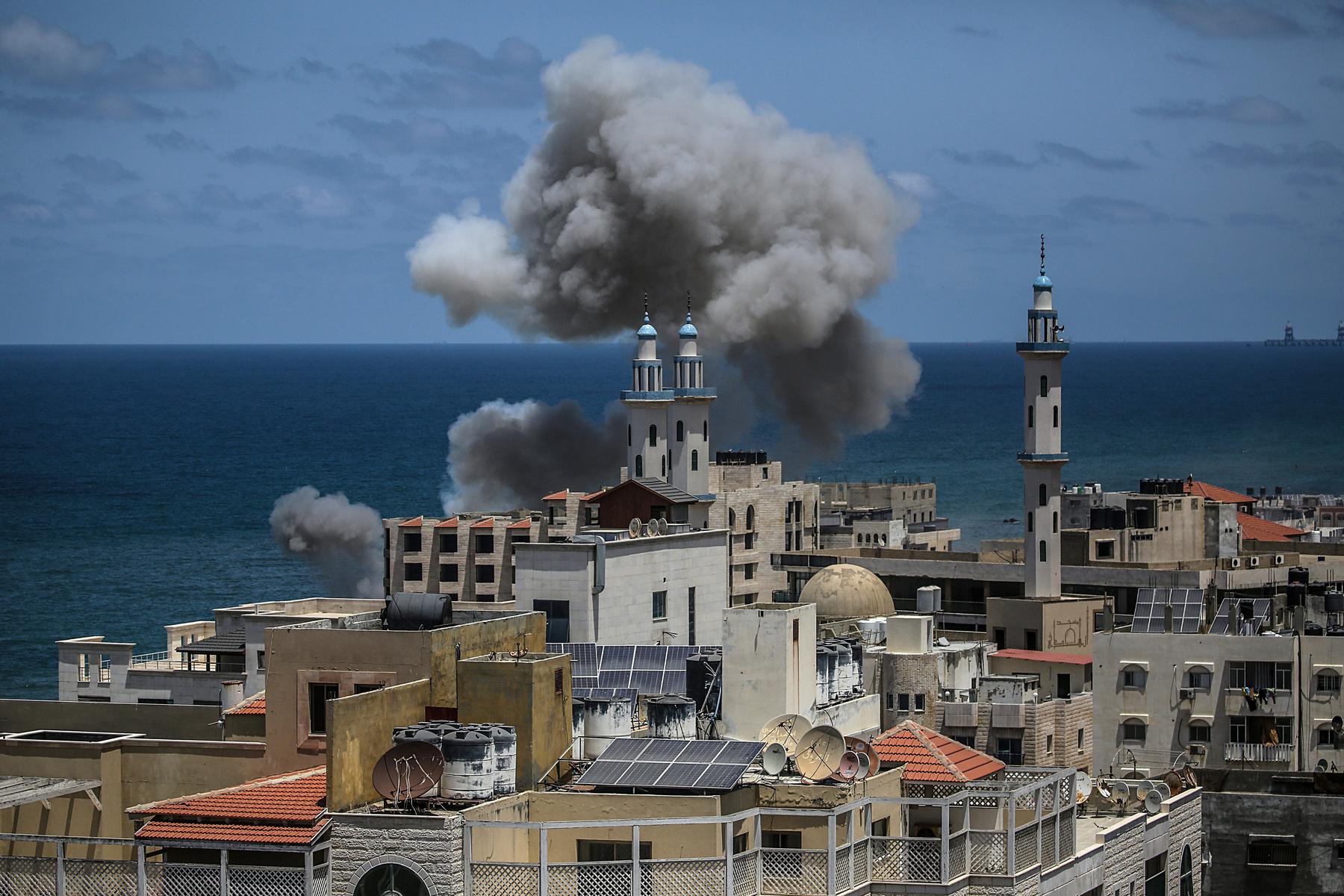 Дым над городом Газа после его обстрела израильскими войсками. Фото: EPA-EFE