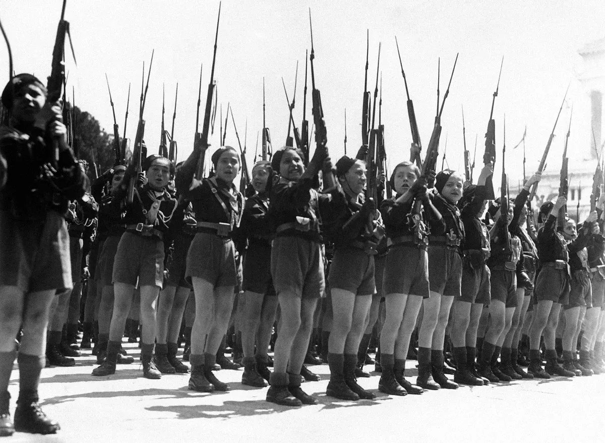 Молодые члены «Балиллы» приветствуют Бенито Муссолини. Рим. 21 апреля 1939 года. Фото: ASSOCIATED PRESS