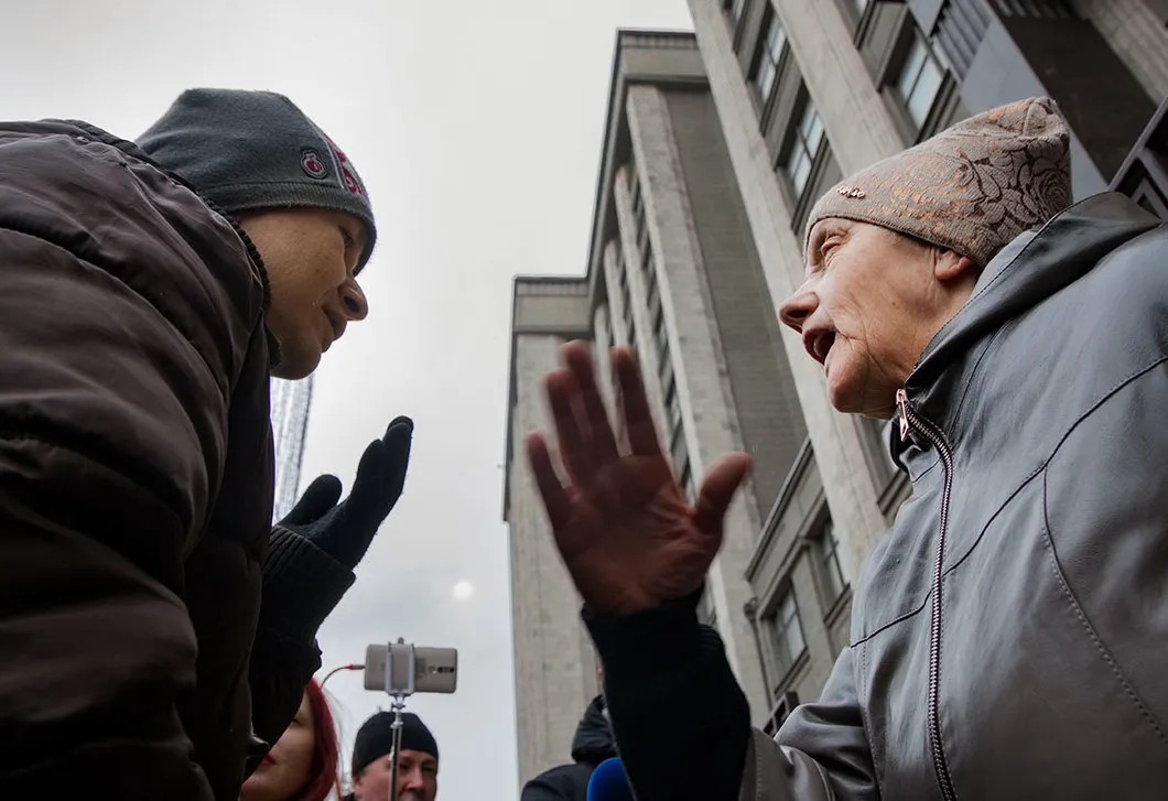 Светлана Новоселова спорит с активистом движения SERB. Фото: Светлана Виданова, специально для «Новой газеты»
